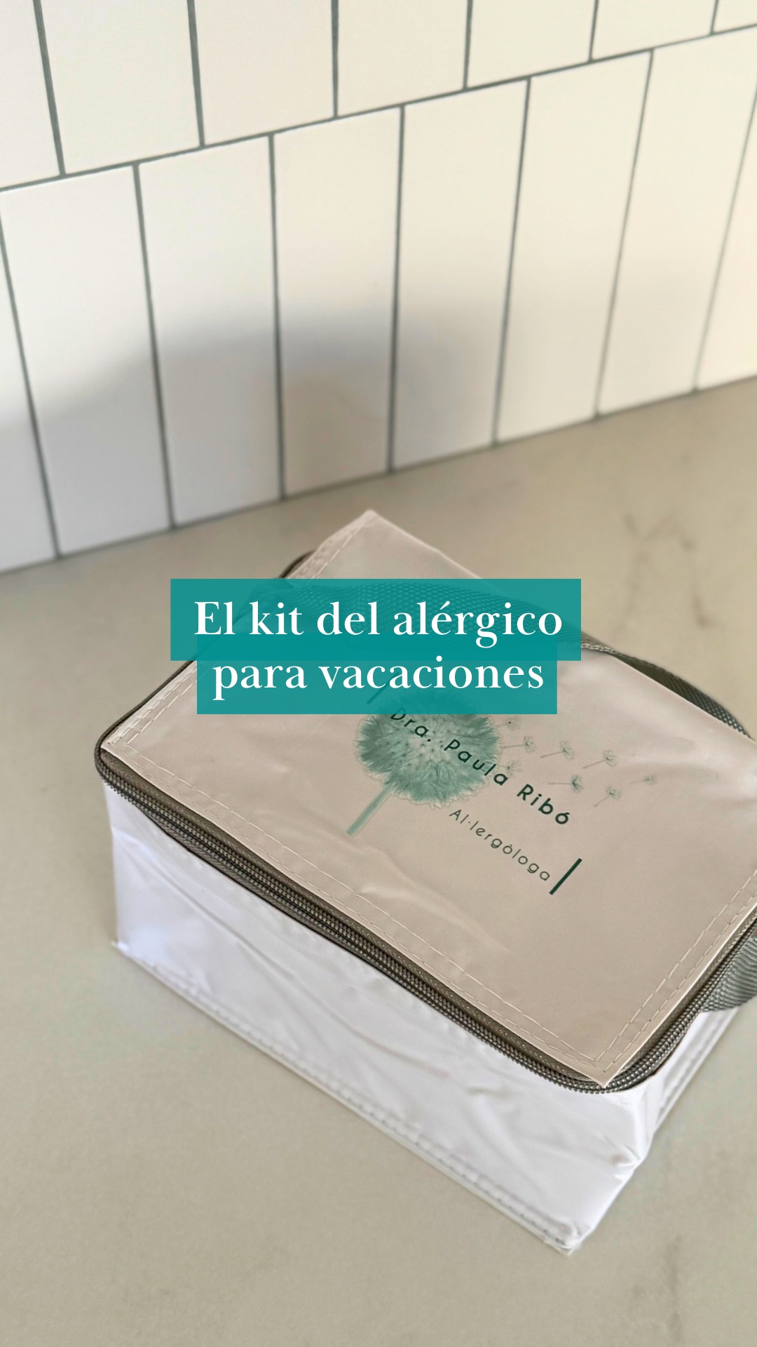 🎒 Si tuviera que preparar un kit para una persona con alergia este verano, esto sería lo imprescindible.

Cuando viajas, lo último que quieres es darte cuenta de que has olvidado algo importante. Una buena planificación puede marcar la diferencia y hacer que disfrutes de tus vacaciones con mucha más tranquilidad.

💡 Llevar contigo la medicación que necesitas y tener un plan de actuación si aparece una reacción alérgica es tan importante como hacer la maleta.

👩🏻‍⚕️ Recuerda que cada paciente es diferente, por lo que tu kit debe estar adaptado a tus alergias y al tratamiento que te haya indicado tu alergólogo.

✨ ¿Hay algo que nunca falta en tu mochila cuando viajas? ¡Te leo en comentarios!
.
#prevención #alergias #alergiasinfantiles #vacacionesyalergia #alergóloga
