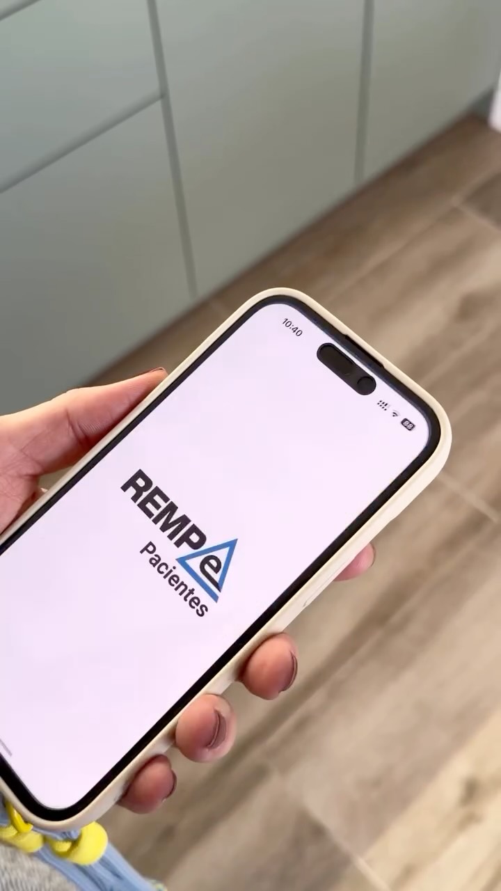 📲 ¿Todavía guardas las recetas en papel o haces fotos para no perderlas?

En mi consulta ya utilizo REMPe, la receta electrónica privada que nos permite gestionar los tratamientos de forma más cómoda, segura y rápida. Ahora, los pacientes pueden llevar sus recetas directamente en el móvil y recoger la medicación en cualquier farmacia sin necesidad de llevar el papel encima.

¿Ya conocías este sistema? ¡Os leo en comentarios! 👇🏼
.
#REMPe #RecetaElectrónica #SaludDigital #Alergología #paularibó