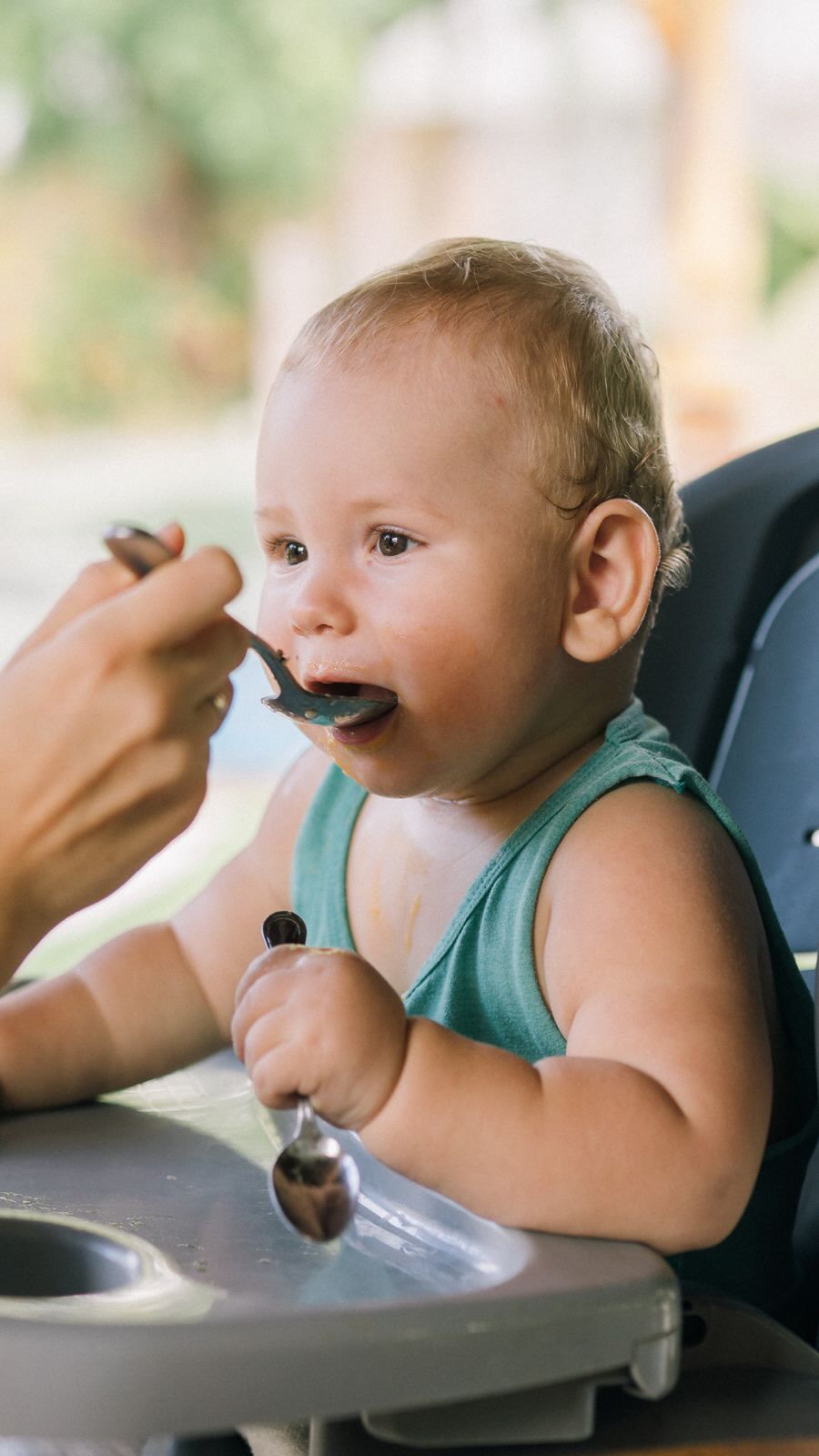 🥜👶🏽 ¿Retrasar la introducción de alimentos ayuda a prevenir alergias? La evidencia actual nos dice que no.

Durante años se recomendó esperar para introducir alimentos potencialmente alergénicos, pero estudios como el LEAP (learning early about peanut allergy) demostraron que la introducción temprana del cacahuete en bebés con riesgo de alergia podía reducir significativamente la probabilidad de desarrollar alergia a este alimento.

💡 Hoy sabemos que, en la mayoría de los casos, introducir los alimentos de forma adecuada y en el momento recomendado puede favorecer la tolerancia y ayudar a prevenir algunas alergias alimentarias.

👩🏻‍⚕️ Cada bebé es diferente, por eso es importante individualizar las recomendaciones, especialmente si existe dermatitis atópica, alergias alimentarias o antecedentes familiares.

✨ ¿Tienes dudas sobre la alimentación complementaria o la prevención de alergias? Pide cita y te orientaremos de forma personalizada.

#AlimentacionComplementaria #AlergiaAlimentaria #IntroduccionDeAlimentos #LEAPStudy #prevenciónalergias
