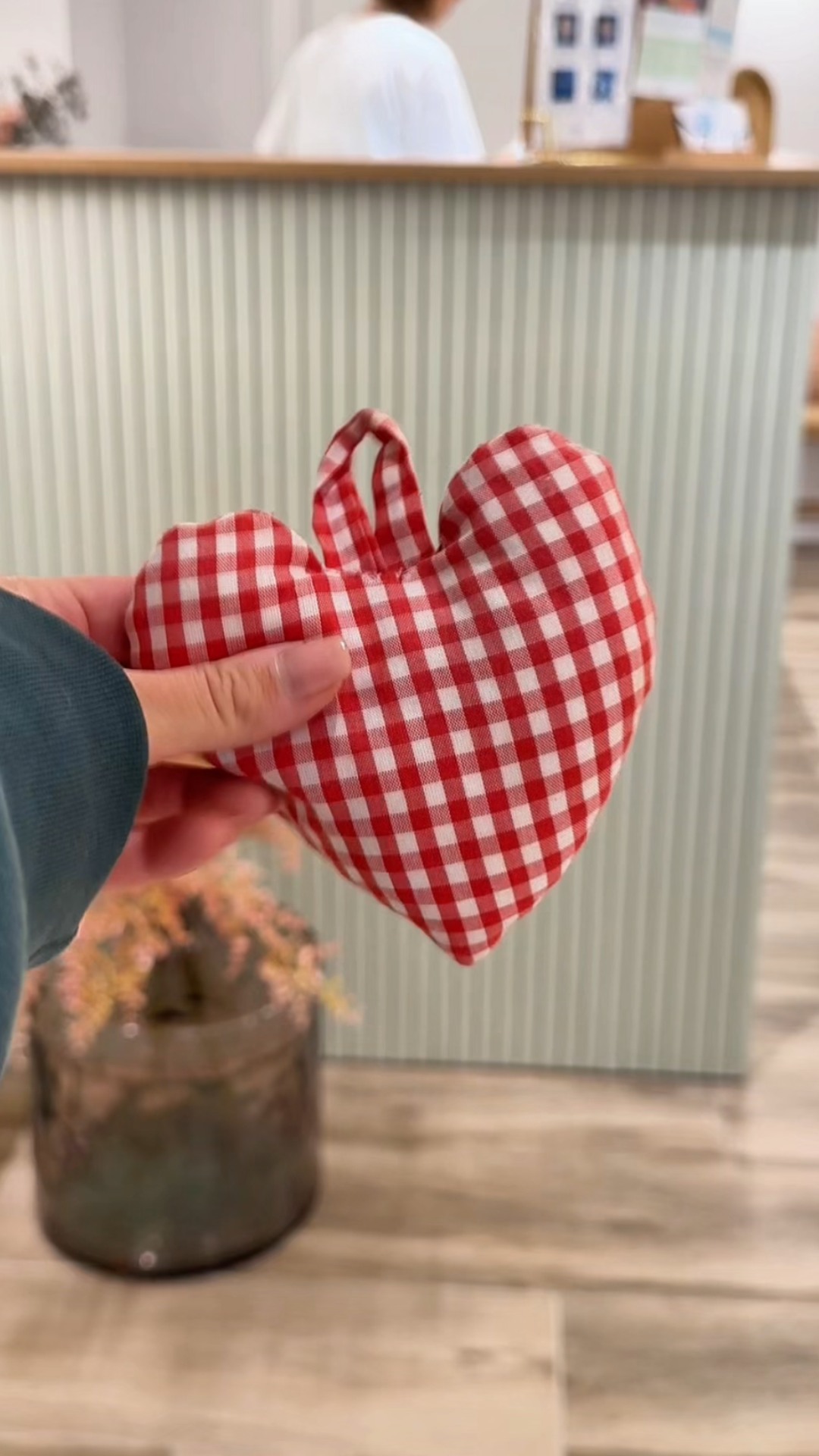 🎄✨ ¡La consulta ya está lista para Navidad!

Entre pacientes y citas… no podía faltar un toque navideño 🎁💛

Si quieres revisar alergias, rinitis, asma u otros temas de alergología, no dudes en pedir cita conmigo o cualquier profesional de mi equipo. 💙

📍 Nos encontrarás en Plaça de la Corona, 6, Planta 5, Porta 2, 08402 Granollers, Barcelona

La Navidad es para disfrutarla… y para cuidarte mientras lo haces.
💬 ¿Ya habéis decorado vuestro rincón navideño? ¡Contadme en comentarios! 🎄
.
#NavidadEnLaConsulta #DecoraciónNavideña #AlergiasInfantiles #RinitisAlérgica #Asma #DraPaulaRibó #ConsultaSegura #CuidarseEnNavidad